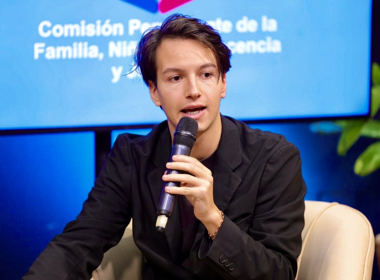 Pau Martí hablando en una mesa redonda institucional