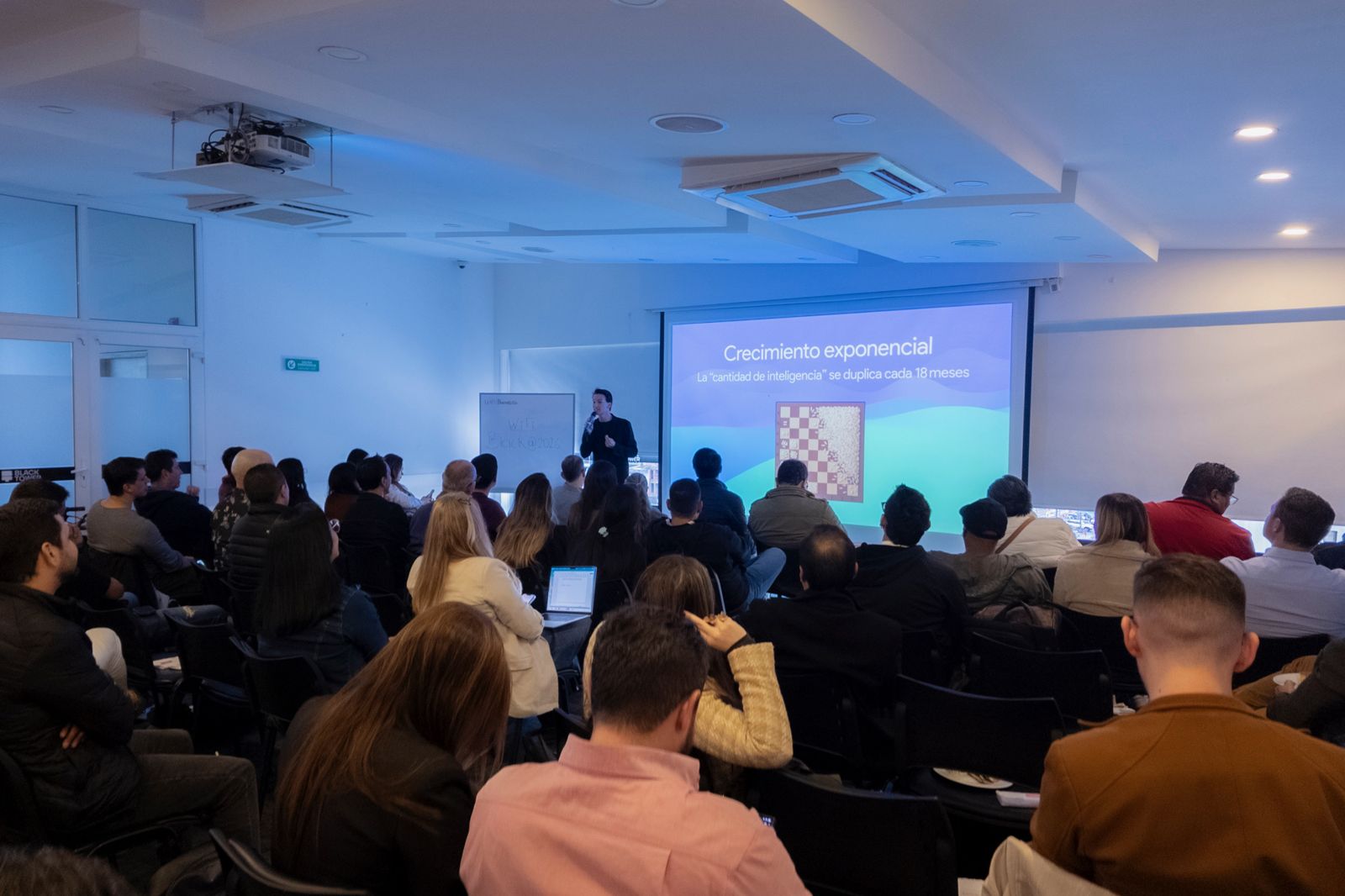 Pau Martí dando una conferencia sobre crecimiento exponencial ante una sala llena