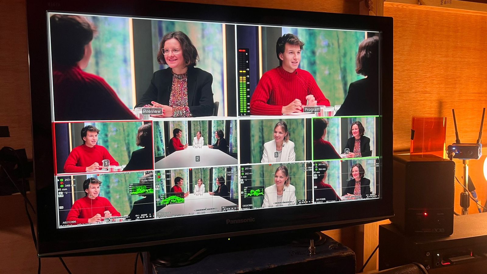 Monitor de realización de un plató con varias cámaras de una entrevista