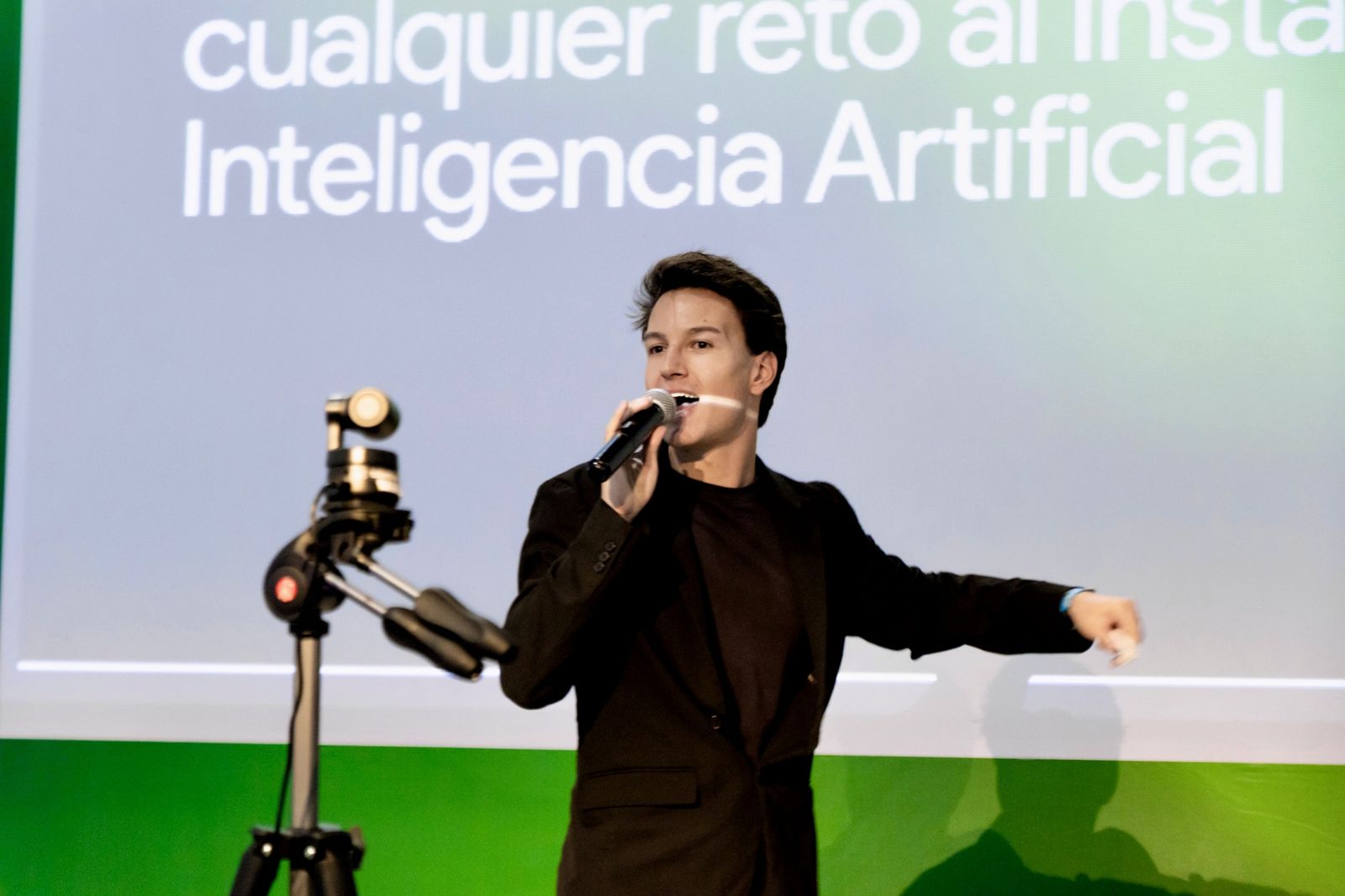 Pau Martí dando una conferencia sobre Inteligencia Artificial