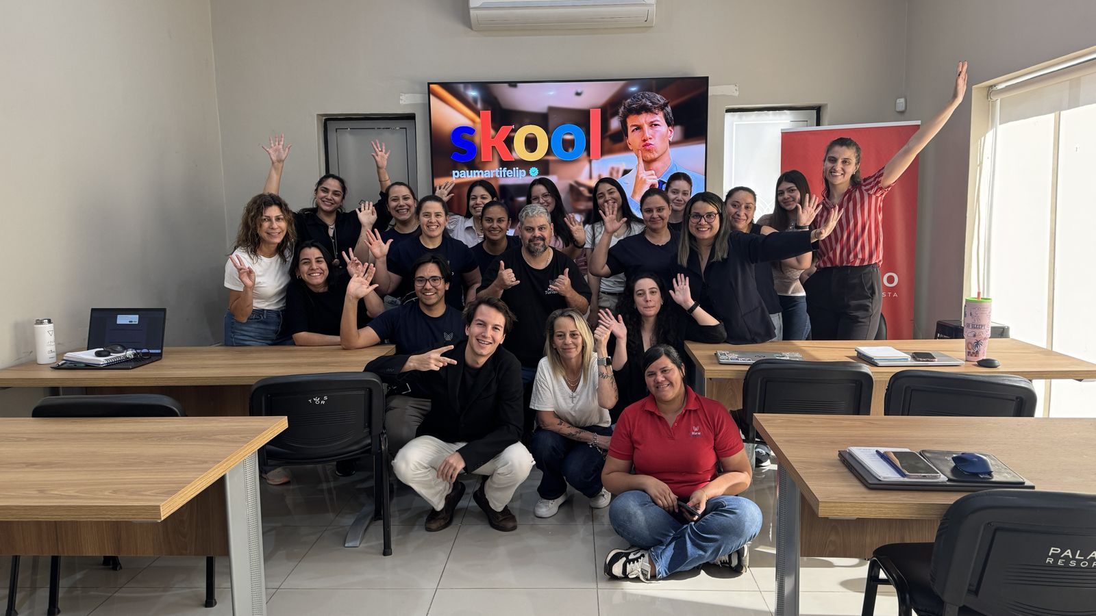 Pau Martí con un grupo de alumnos tras una formación presencial