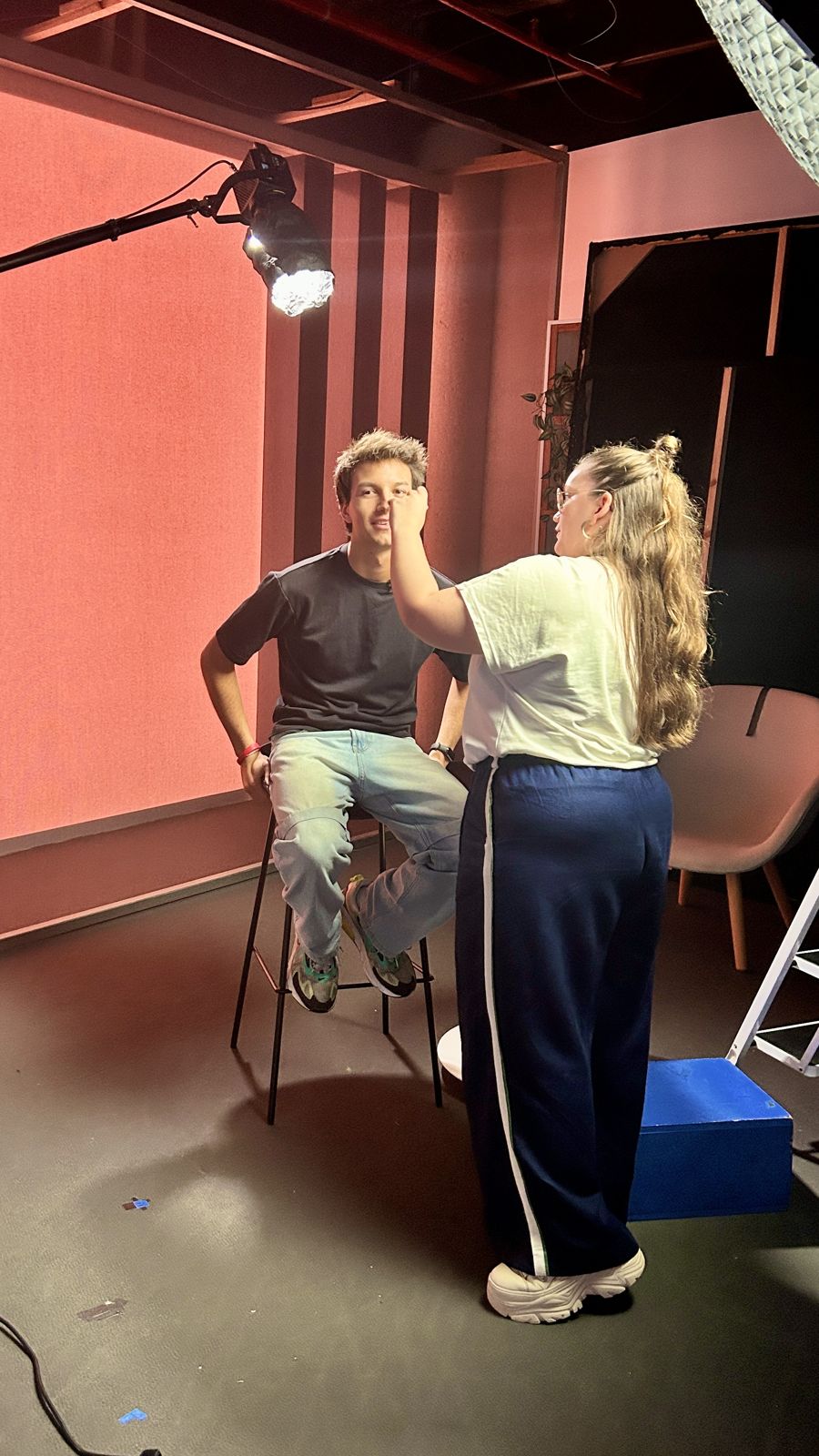 Pau Martí en maquillaje antes de grabar en un plató