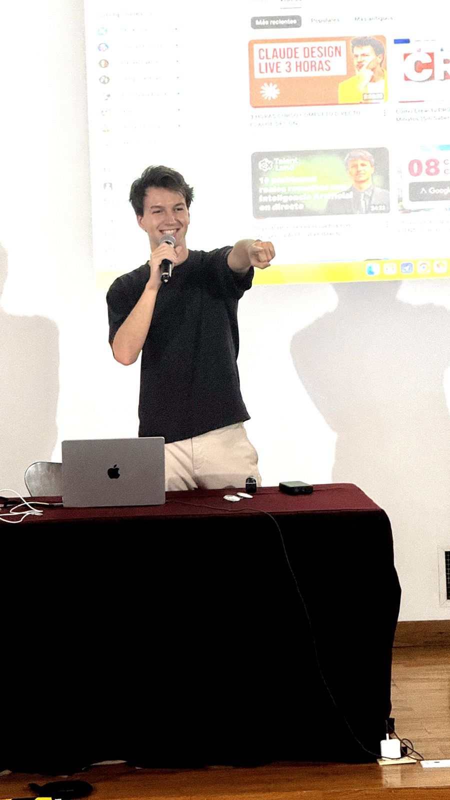 Pau Martí presentando con demostraciones en vivo
