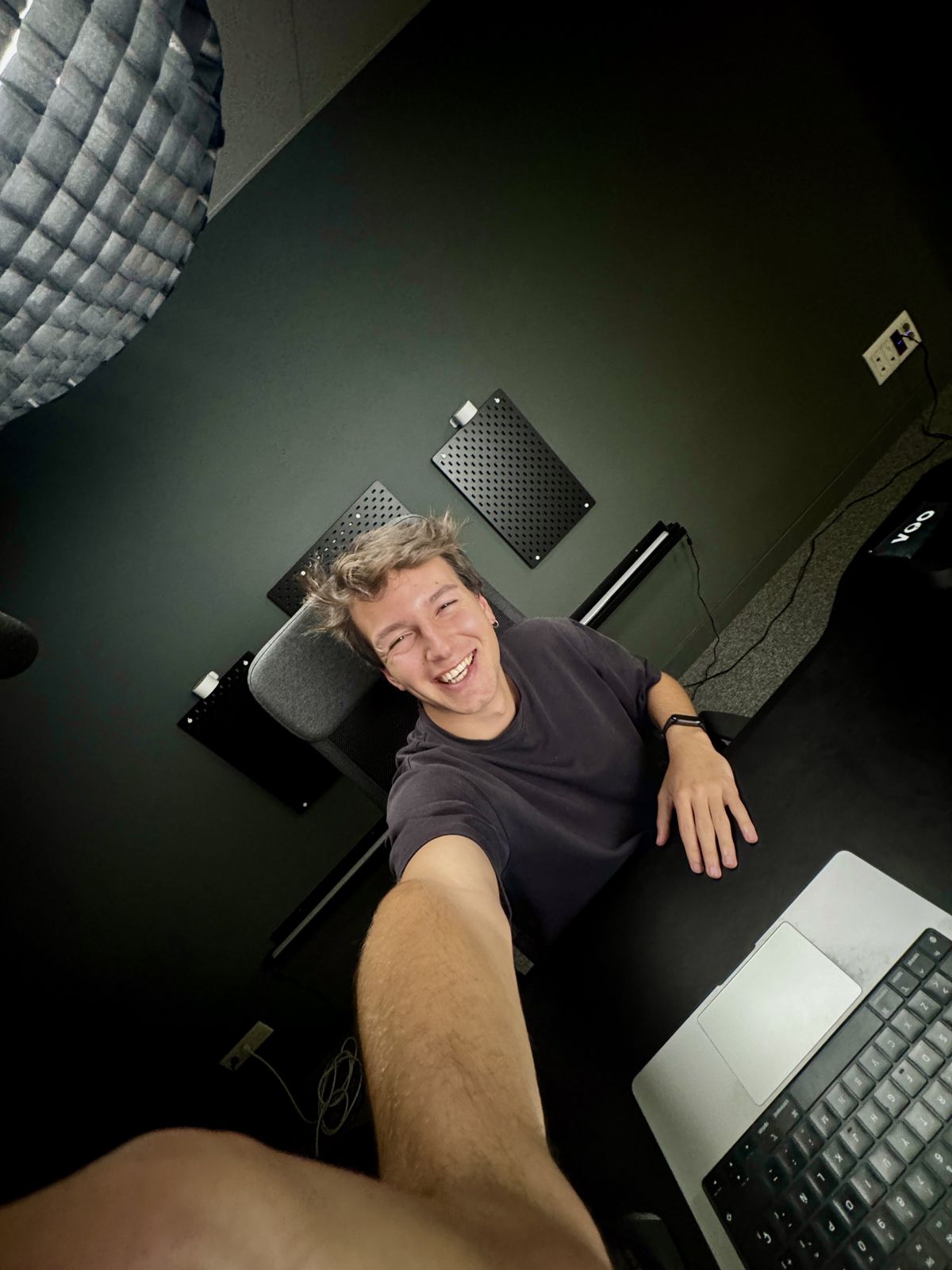 Pau Martí sonriendo en un estudio de grabación