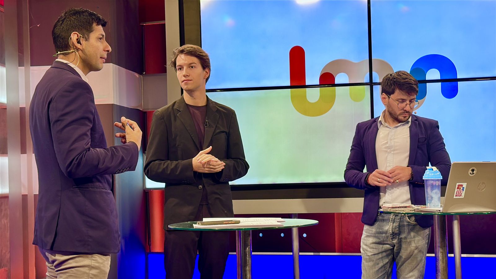Pau Martí en un plató de televisión junto a otros invitados